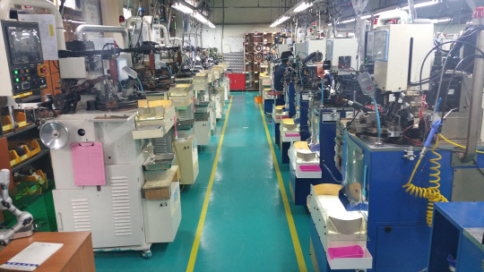 경기 남양주시에 있는 필라멘트 제조회사 새한텅스텐이 삼성전자의 스마트공장 사업 지원을 받은 뒤 제조현장을 개선한  모습. <삼성전자 제공>